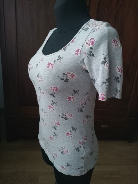 Szara bluzka w róże Cropp rozmiar M