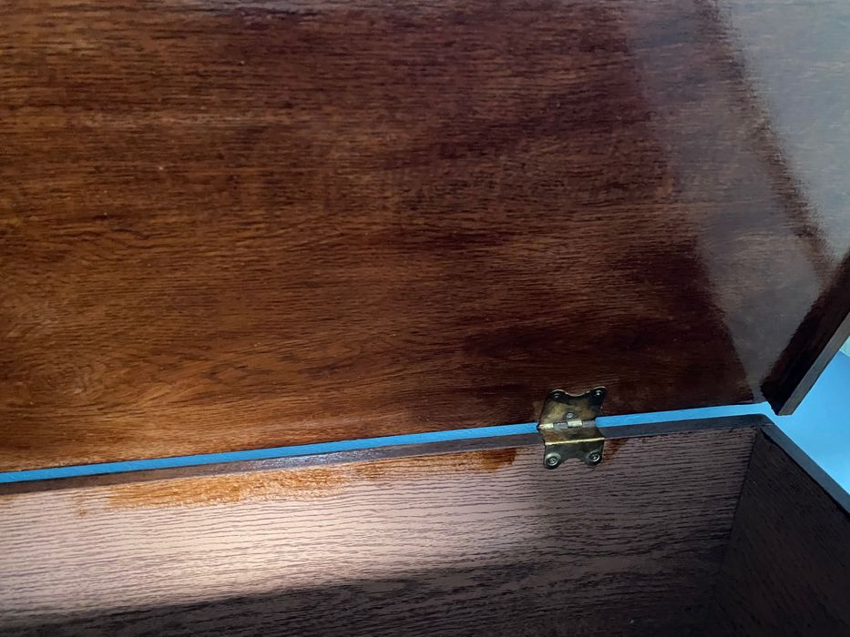 Baú trabalhado em madeira