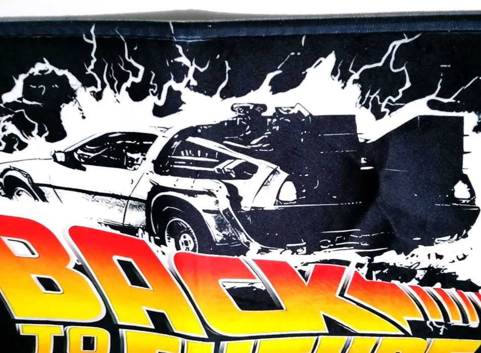 Tapetes AC/DC e Regresso ao Futuro Delorean