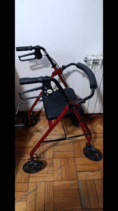 Andarilho com travões e com rodas  e dá para recolher e por carro