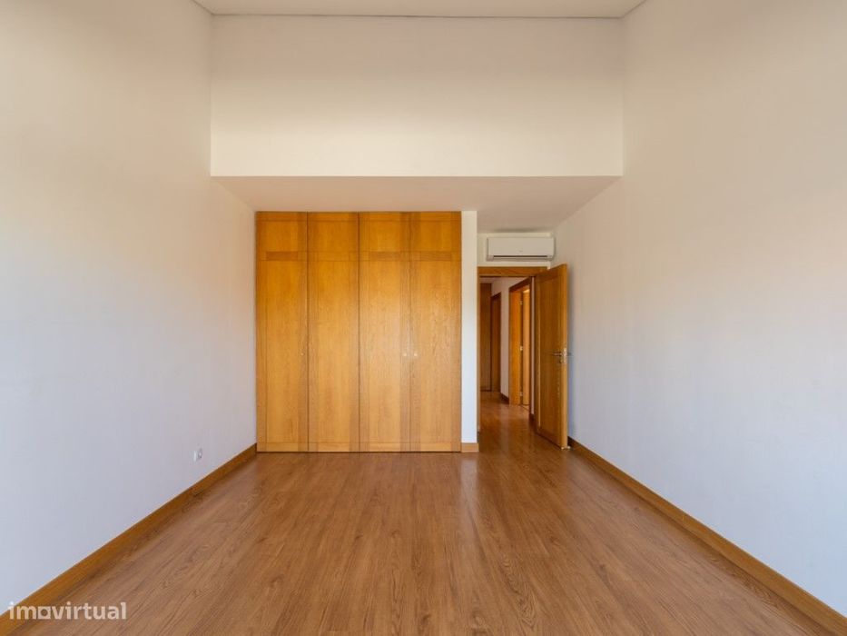 Apartamento T1+2 para arrendamento sem móveis, em condomínio privad...