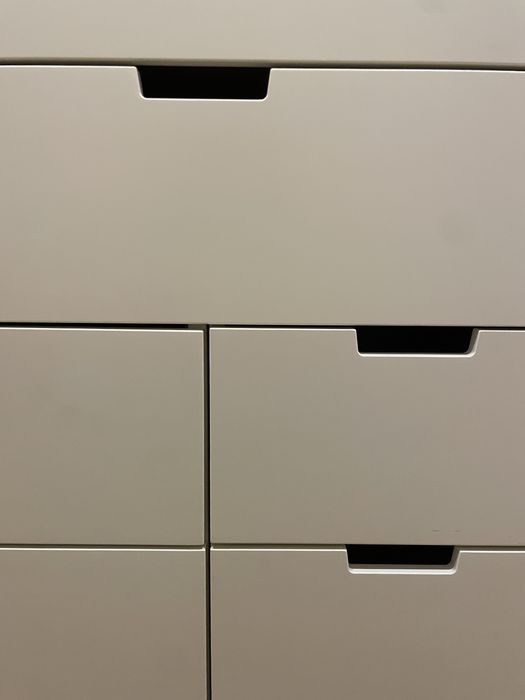 Móvel branco grande com gavetas