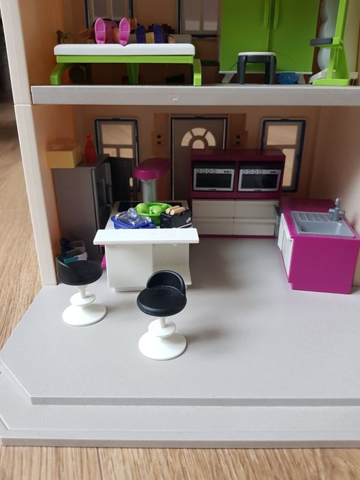 Domek Playmobil z mebelkami i lalkami