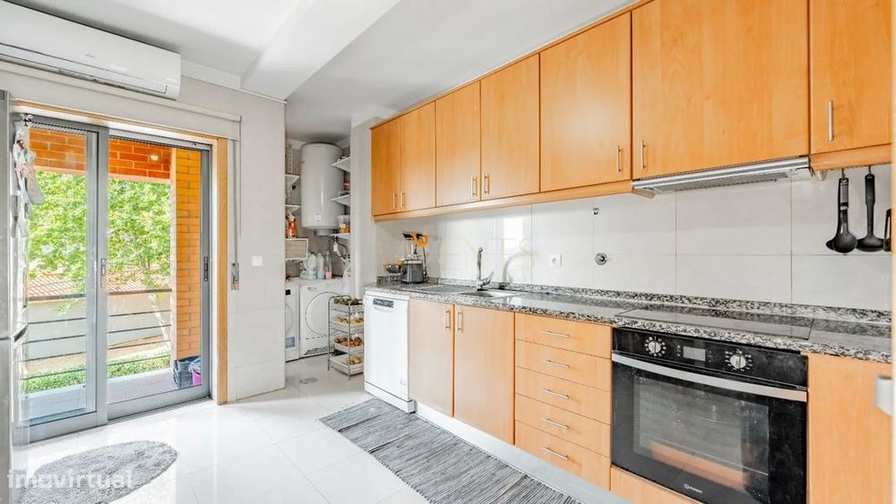 Apartamento T3 em Fradelos | 146 m² | Varanda c/ Churrasqueira