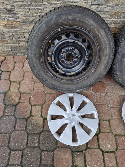 Komplet kół zimowych Toyota 15 cali opony Dayton 195/65