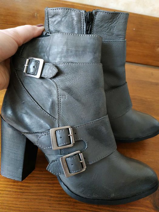 Стильні сірі весільні ботильйони з пряжками на підборах 39 розмір_25см