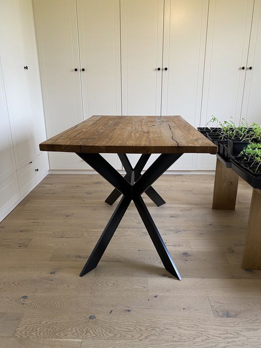 Dębowy stół z metalowymi nogami