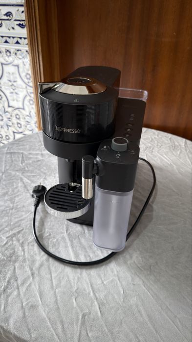 Máquina Nespresso Vertuo Lattissima com Garantia