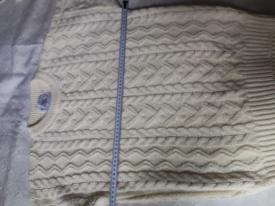 Sweter z grubym wzorem warkocz