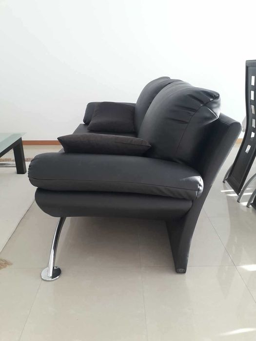Sofá preto 3 lugares