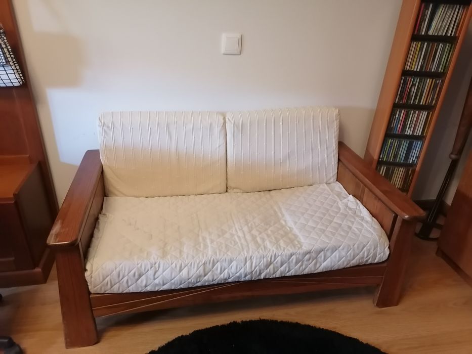 Sofá em madeira maciça