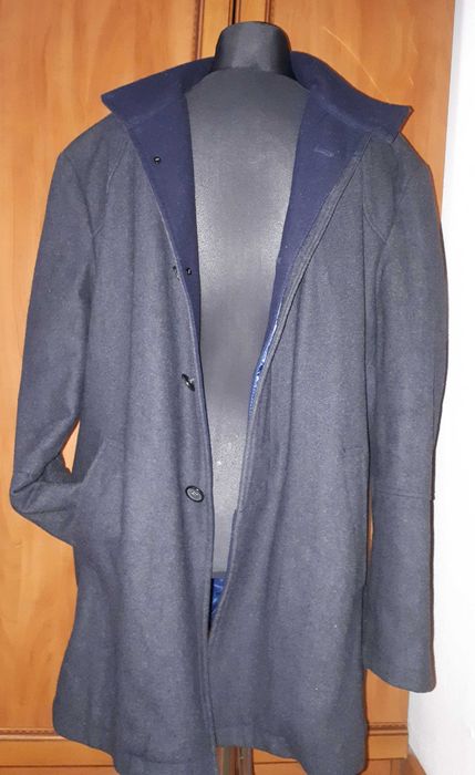 Ciemny męski płaszcz Pawo