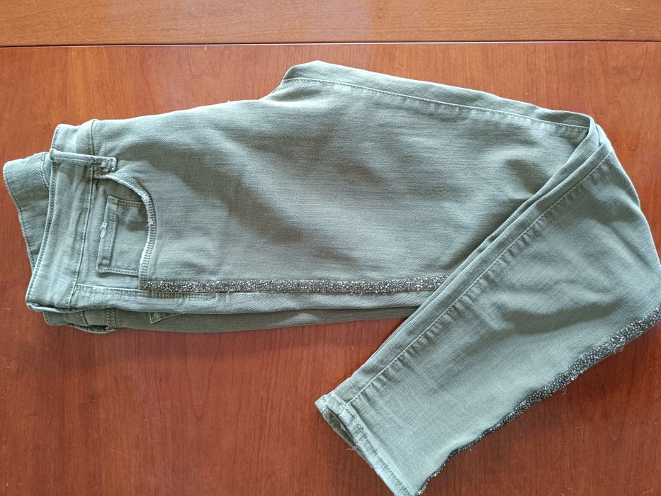 Jeans com tiras laterais com brilho