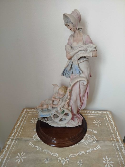 Antiga e Belíssima Escultura em Marfinite