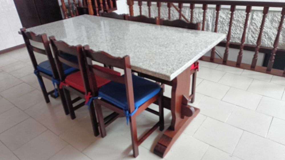 Cozinha Completa em Mogno Maciço + Mesa e 6 Cadeiras – Excelente Estado