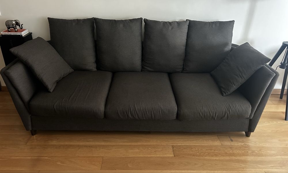 Sofá cinzento da marca Area