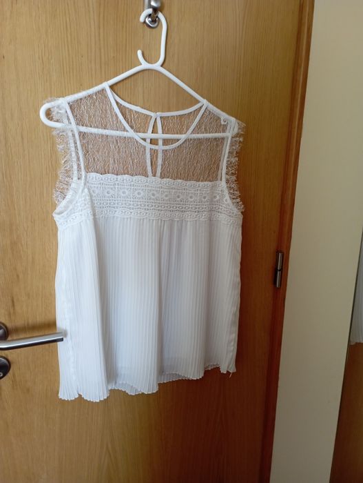 Blusa  branca com tecido bordado transparente
