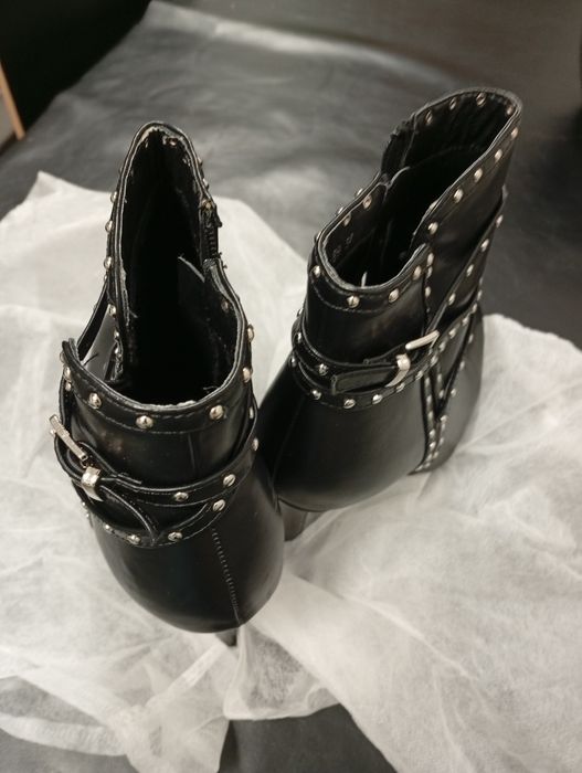 Botas pretas meio cano novas