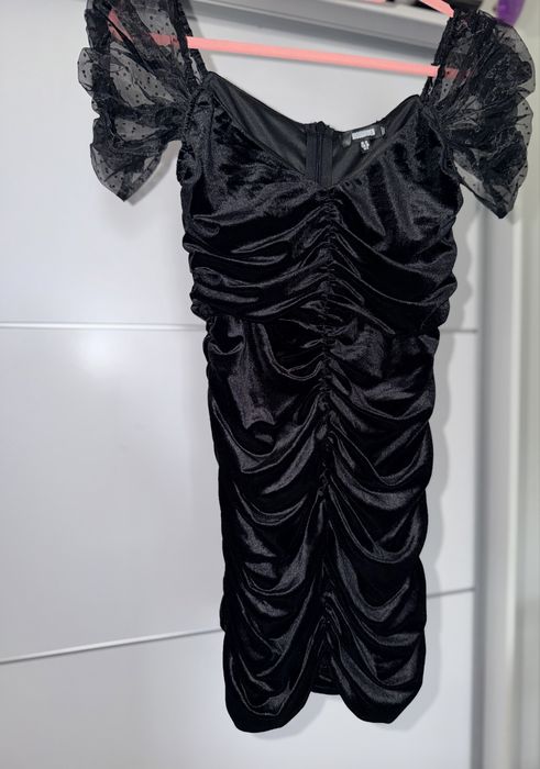Sukienka elegancka nowa Czarna welurowa marszczona z bufkami  M/38