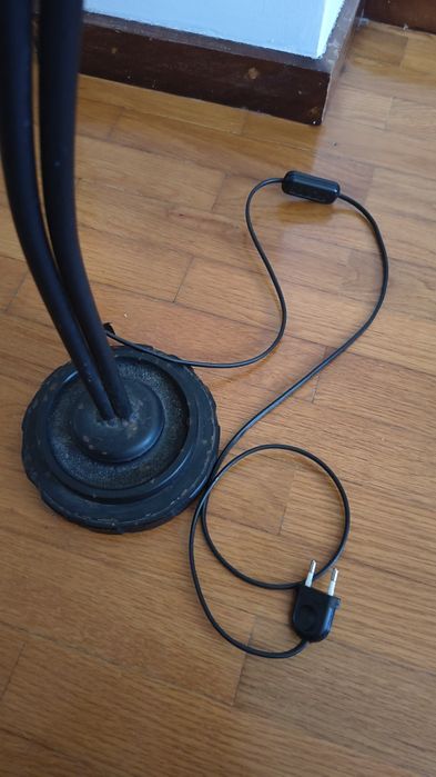 Candeeiro de pé esculpido em ferro (ler descrição)