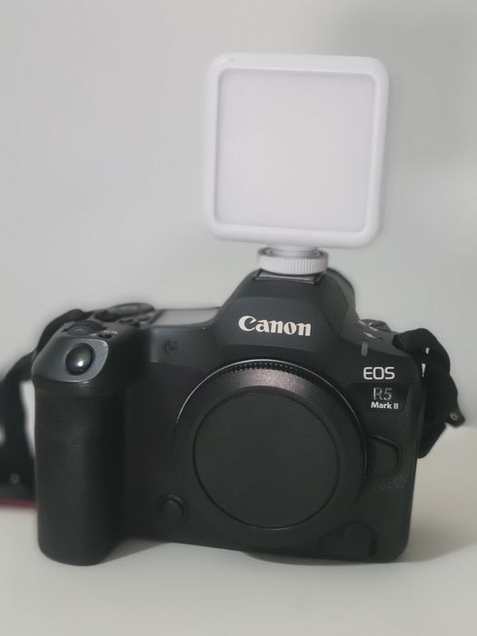 Canon EOS R5 Mark II (Corpo) - 45MP
Nova a estrear, nunca usada

Inclui:
- Caixa
- Carregador
- Correia
- Cabo USB-C
- Protector de cabos
- Bateria