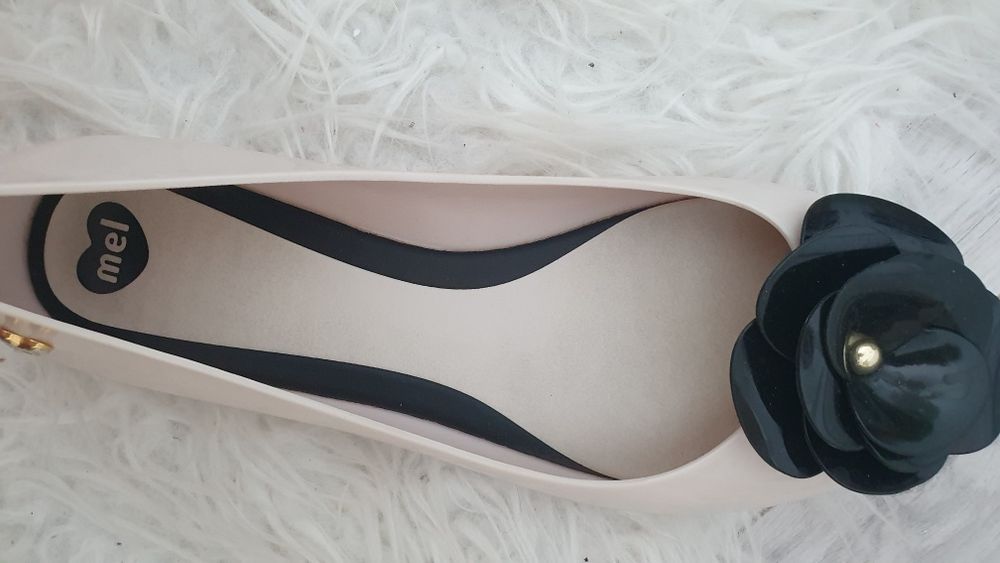 Buty Melissa 38 beżowe z czarnym kwiatem