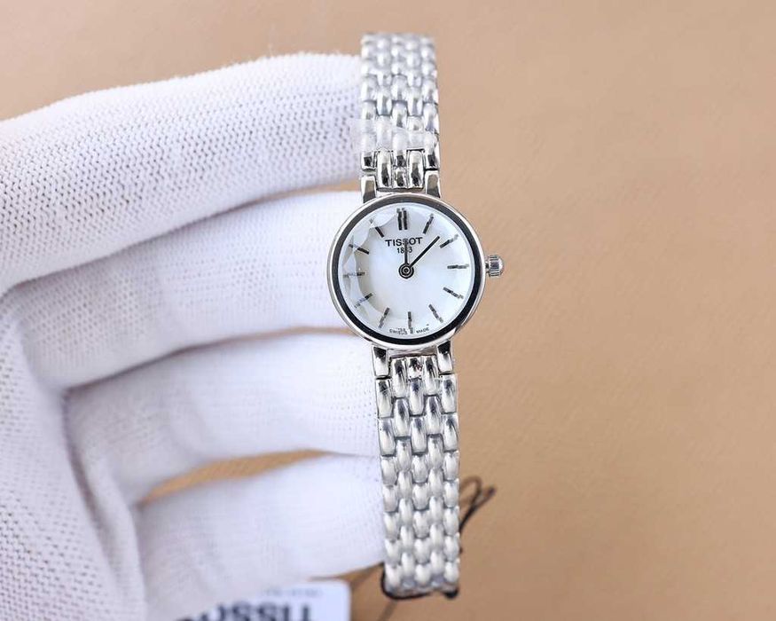 Годинник автоматичний  Tissot Lovely Round women's watch silver