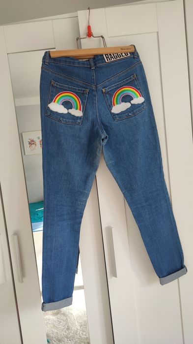 Jeansy z tęczami 

Klasyczne niebieskie jeansy z aplikacjami tęczy n