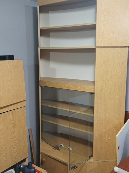 Regał narożny  częściowo przeszklony