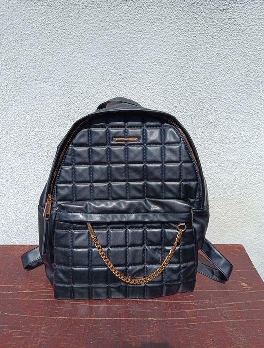 Mochila ALDO acolchoada preta com detalhes dourados