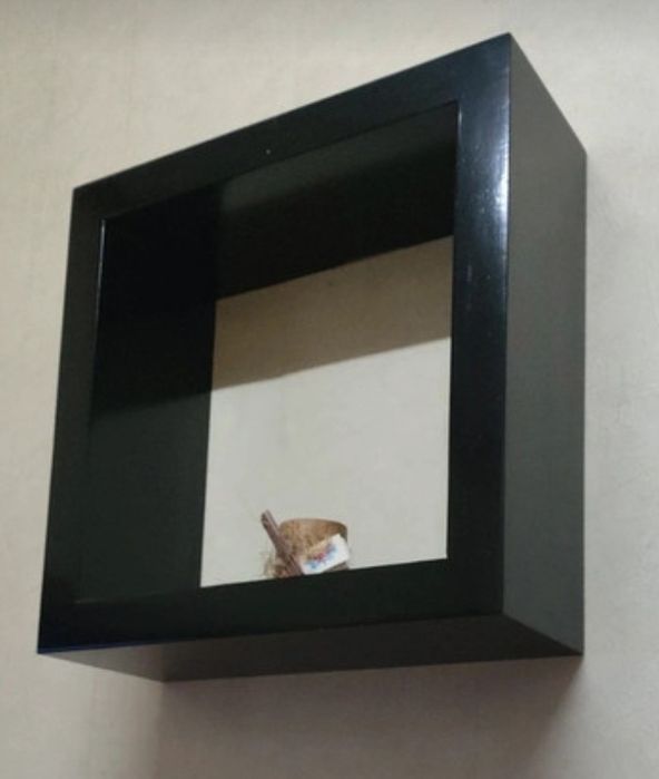 Estantes pretas cubo _ madeira