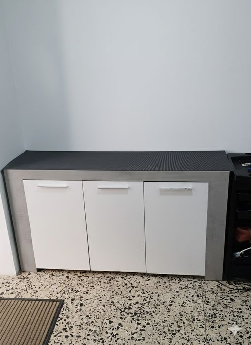 Cômoda branca e cinza usada