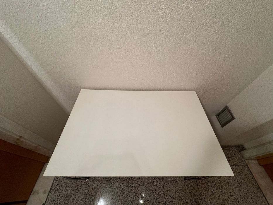 Mesa com pés em lacado, não abre