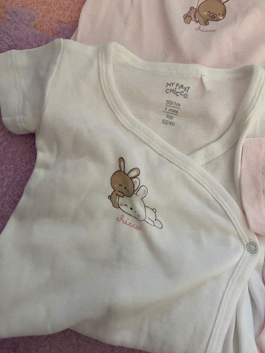 Lote 4 bodies “Chicco” 1 mês rosa e branco