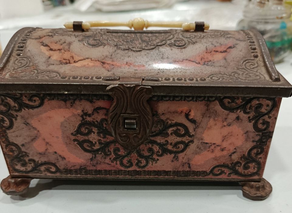 Caixinha  muito antiga de folha ou lata em tons de vermelho