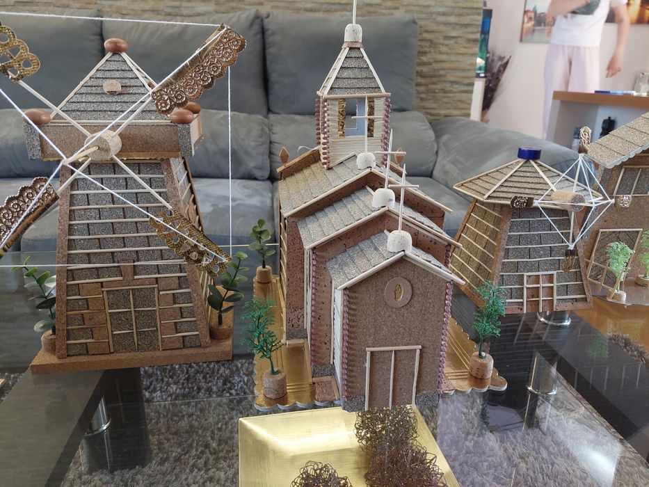 Igreja moinho feitos de cortiça e madeira a mão