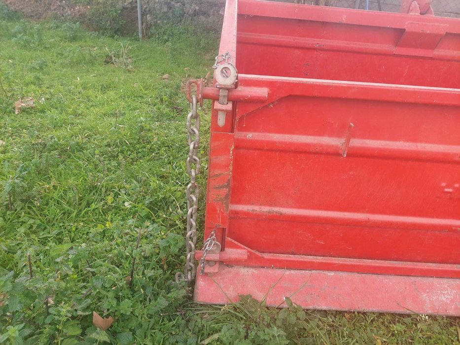 Caixa de carga com descarregamento.