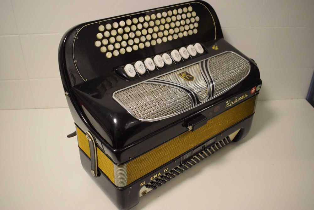 Acordeao Hohner riveira VI 4 Voz. N 246