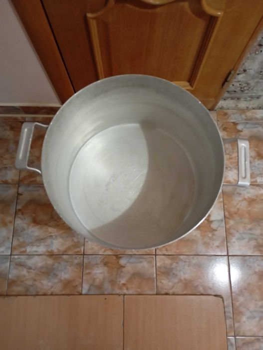 Велика алюмініва каструля б/у ідеальн. стан.