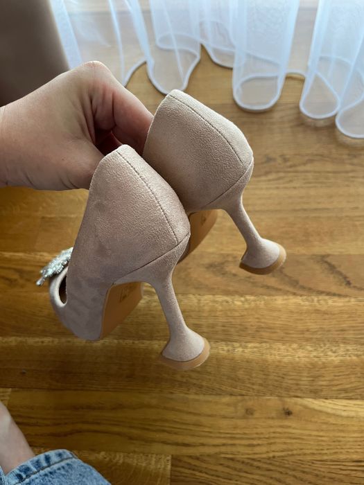 Туфлі з брошкою бежеві