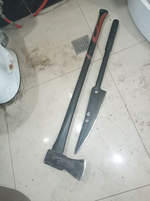 Сокира і мачетл с гострим лезом