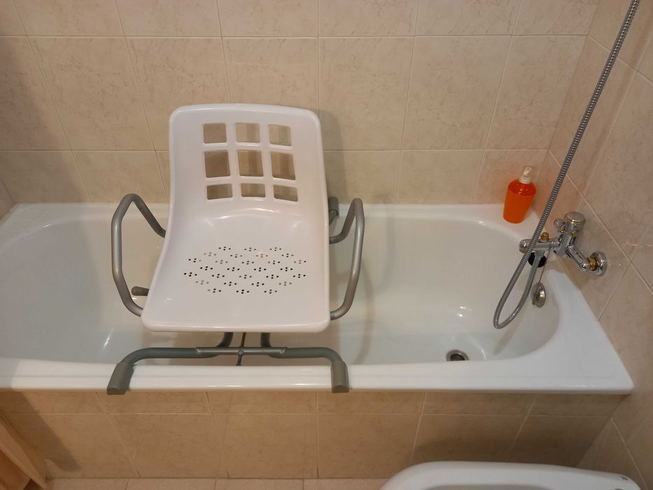 Cadeira de banho giratória para banheira