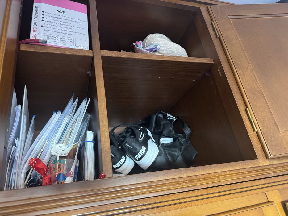 Roupero 3 portas de abrir com espelho e maleiro