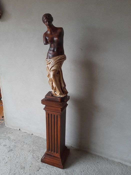 Estatua decorativa feminina