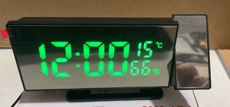 Электронные настольные часы, с температурой и влажностью. Варианты.