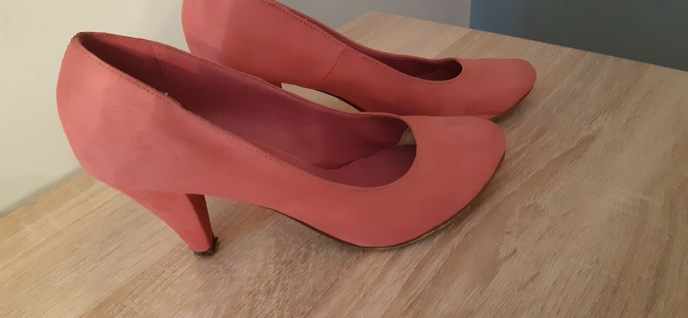 Czółenka zamszowe 38 Deichmann