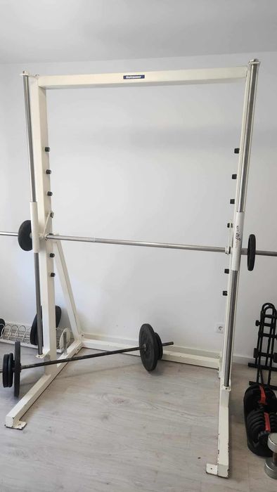 Ginásio, várias máquinas de musculação