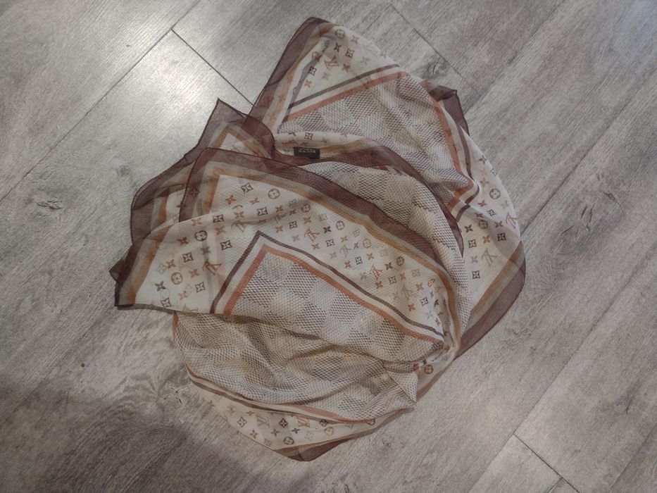 Beżowa chusta Louis Vuitton