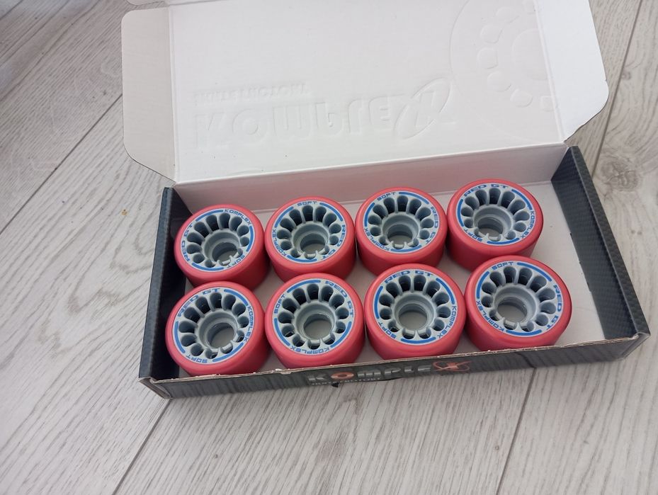 Vendo material de patinagem artística, patins, rodas e 1 peão