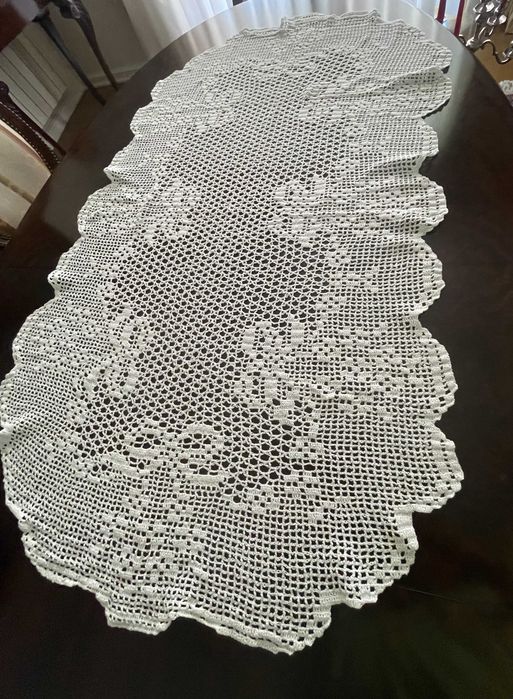 Toalha de mesa pequena, totalmente feita à mão e em renda